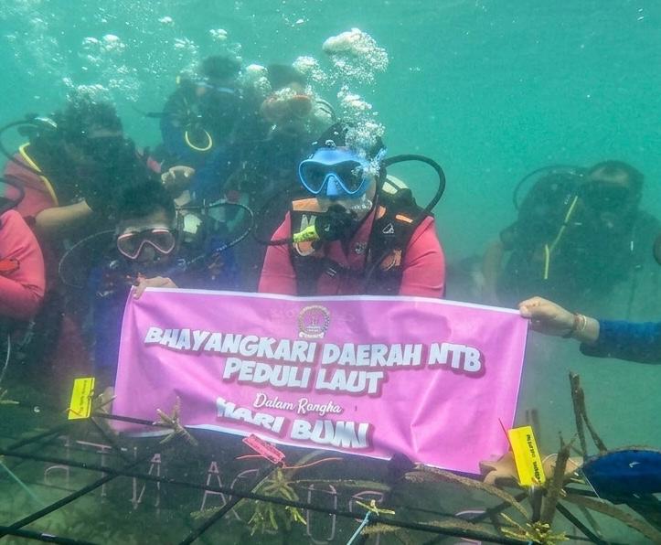 Ketua Bhayangkari NTB Tanam Terumbu Karang di Gili Sudak