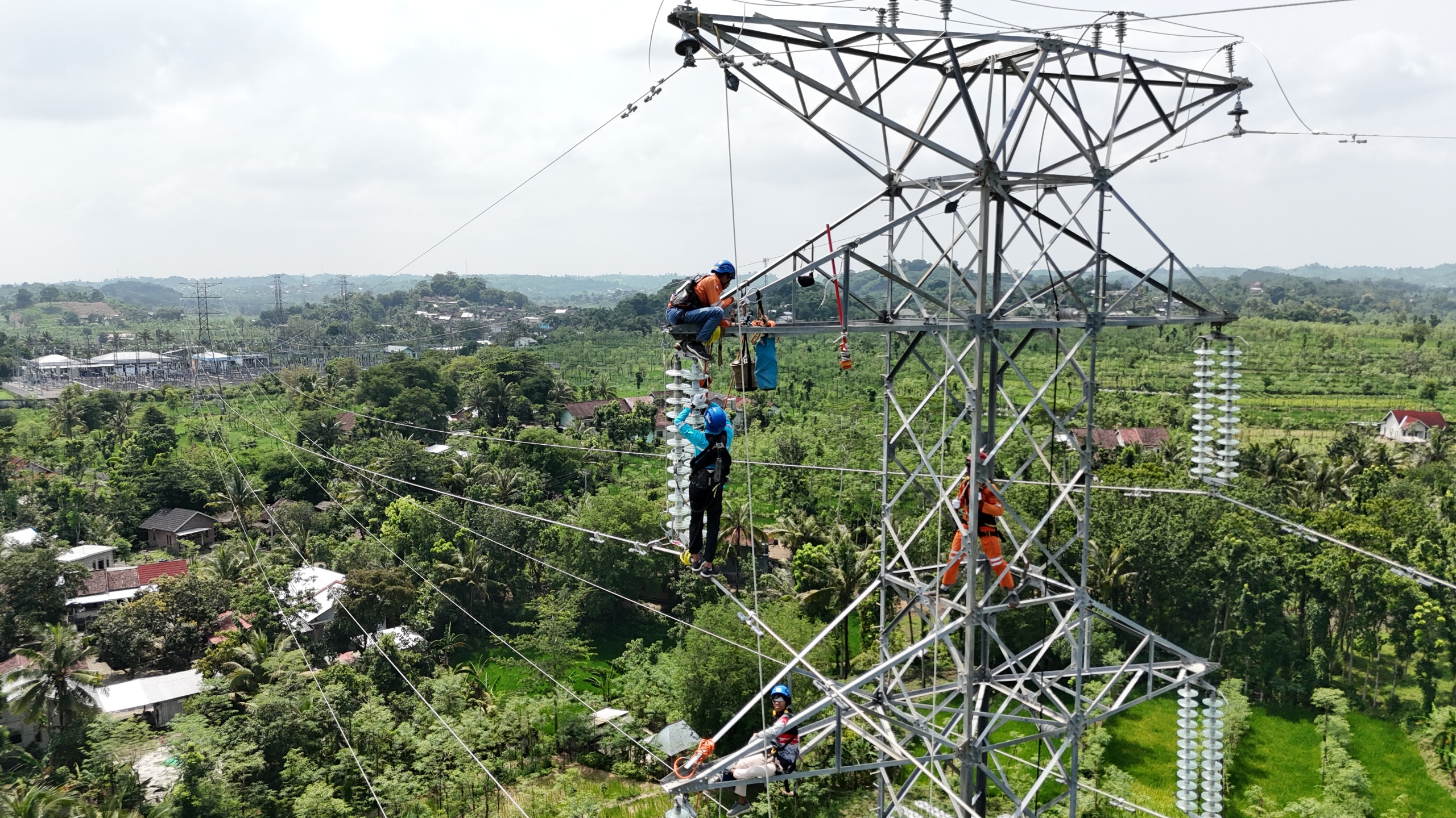 Cegah Blackout, PLN Inspeksi Tower Transmisi di Tanjung