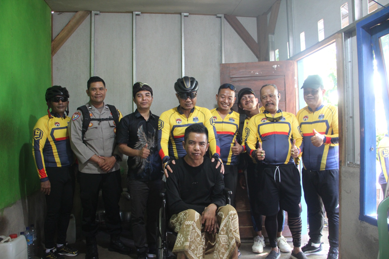 Gowes Dulu, Kursi Roda Menyusul: Aksi Kapolres di Bayan Bikin Warga Terharu