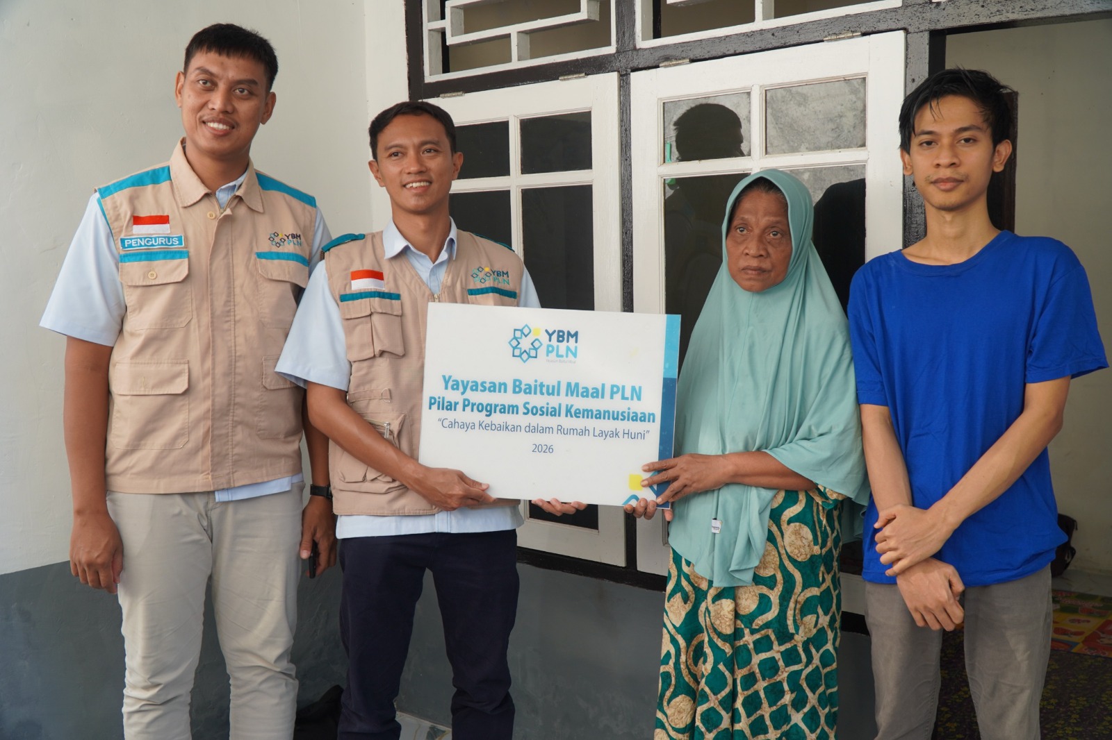 YBM PLN Bedah Rumah Janda Prasejahtera di Ampenan