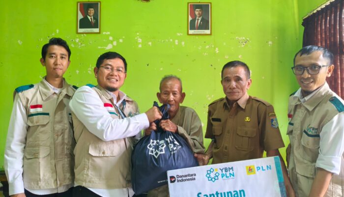 PLN Bagikan 61 Paket Sembako untuk Dhuafa di Lombok Barat