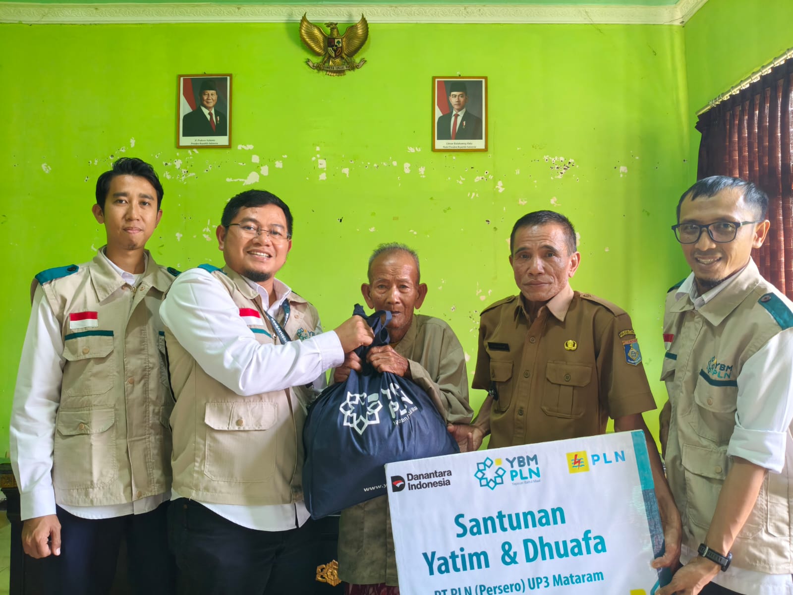 PLN Bagikan 61 Paket Sembako untuk Dhuafa di Lombok Barat