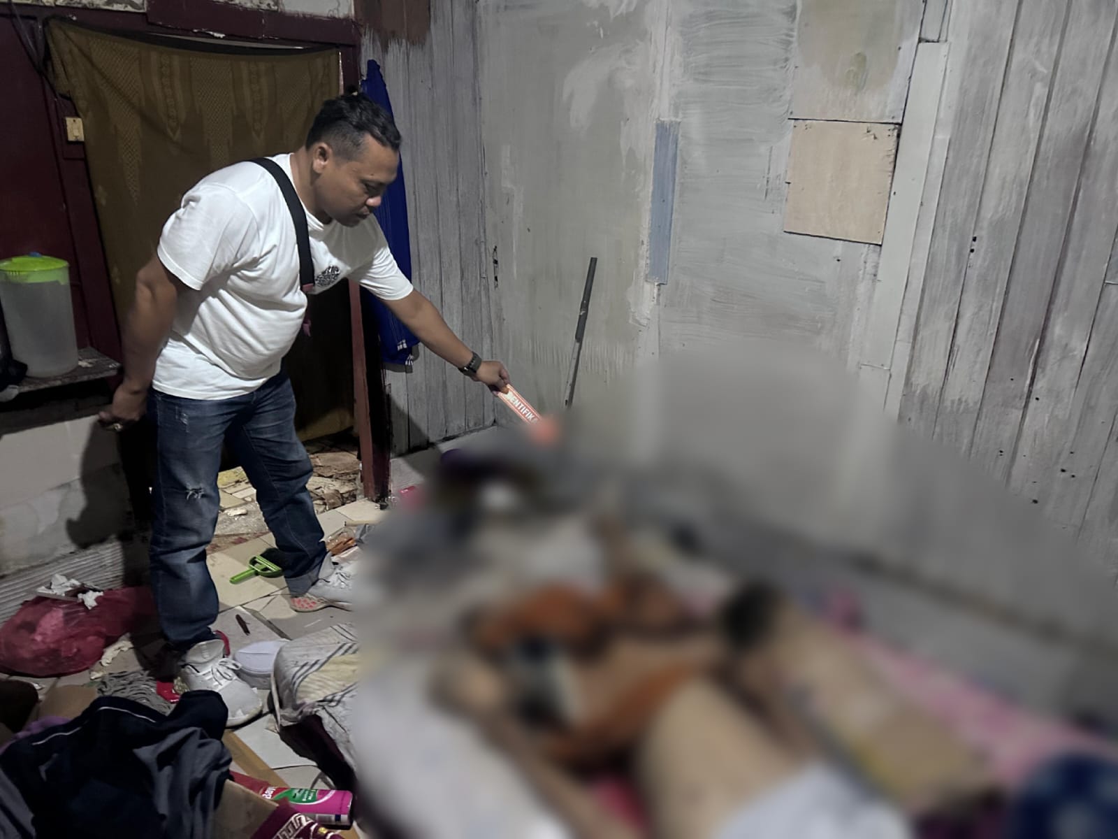 Geger! Pria 50 Tahun Ditemukan Tewas Membusuk di Kamar Kos Mataram