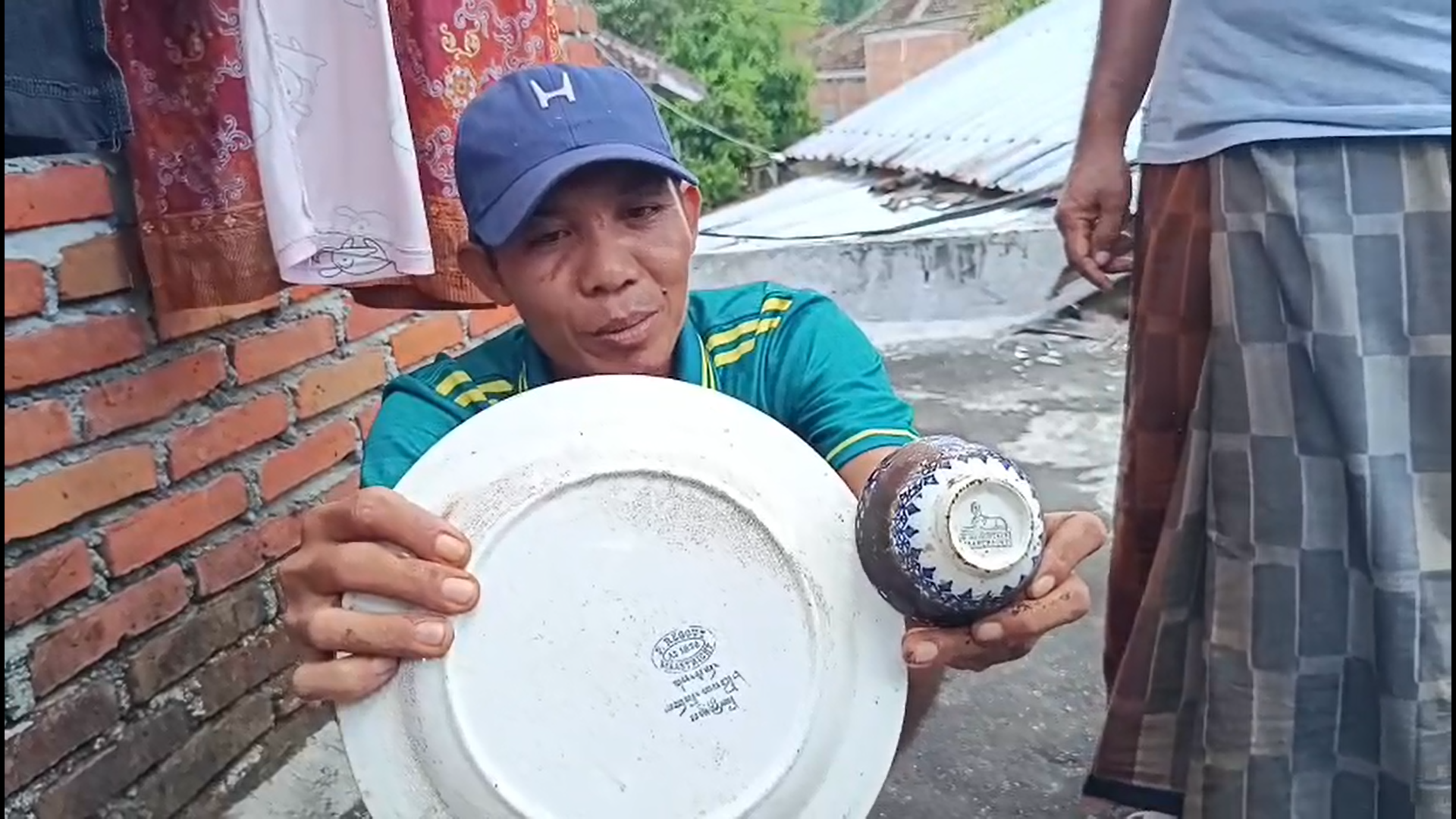 Warga Lombok Kaget! Dalam Makam Ada Harta Zaman Belanda
