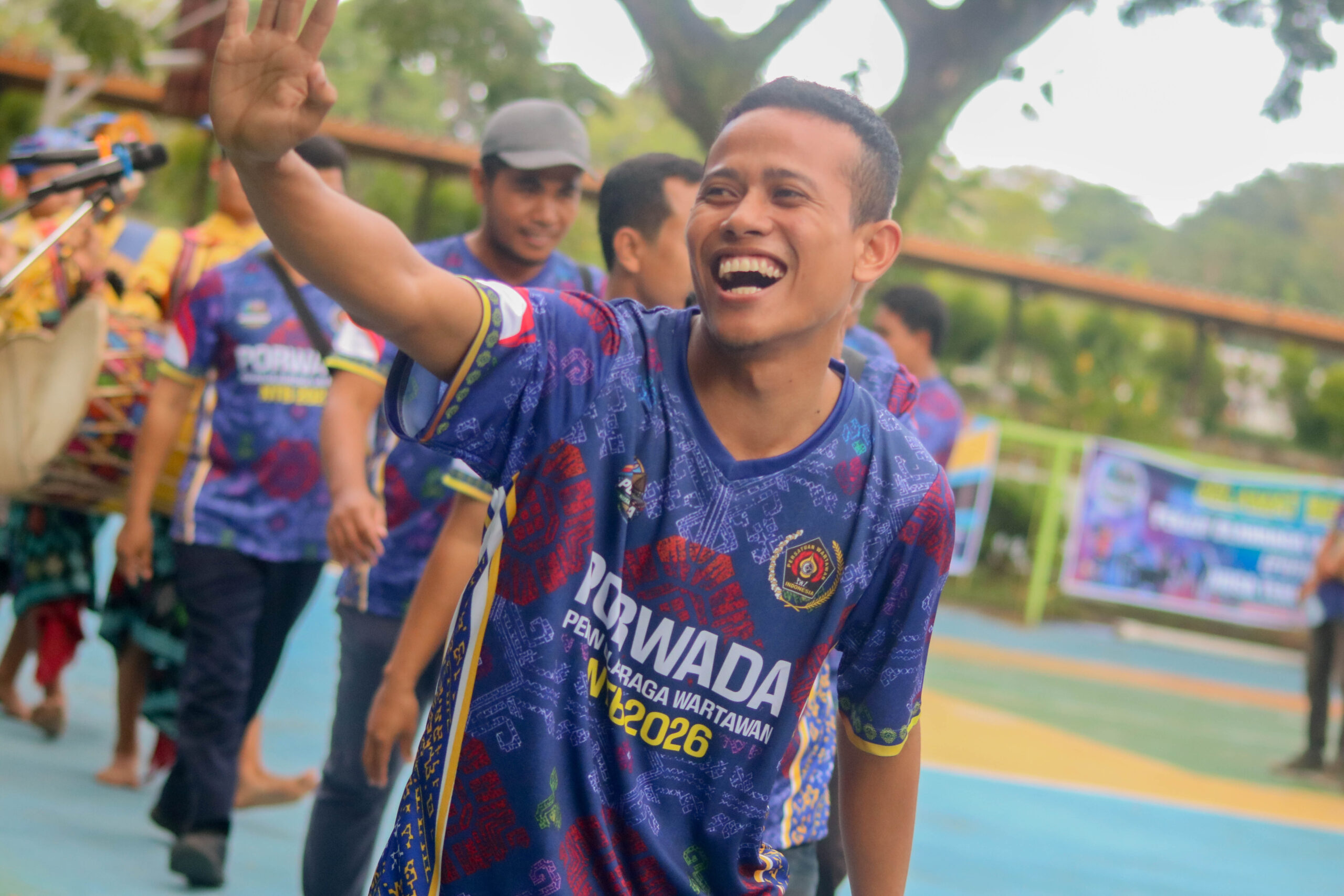 Dalam bingkai fotografi ini, kontingen PWI Lombok Utara tampak penuh semangat mengikuti defile pembukaan, menghadirkan energi positif yang menjadi warna tersendiri dalam kemeriahan Porwada NTB 2026.