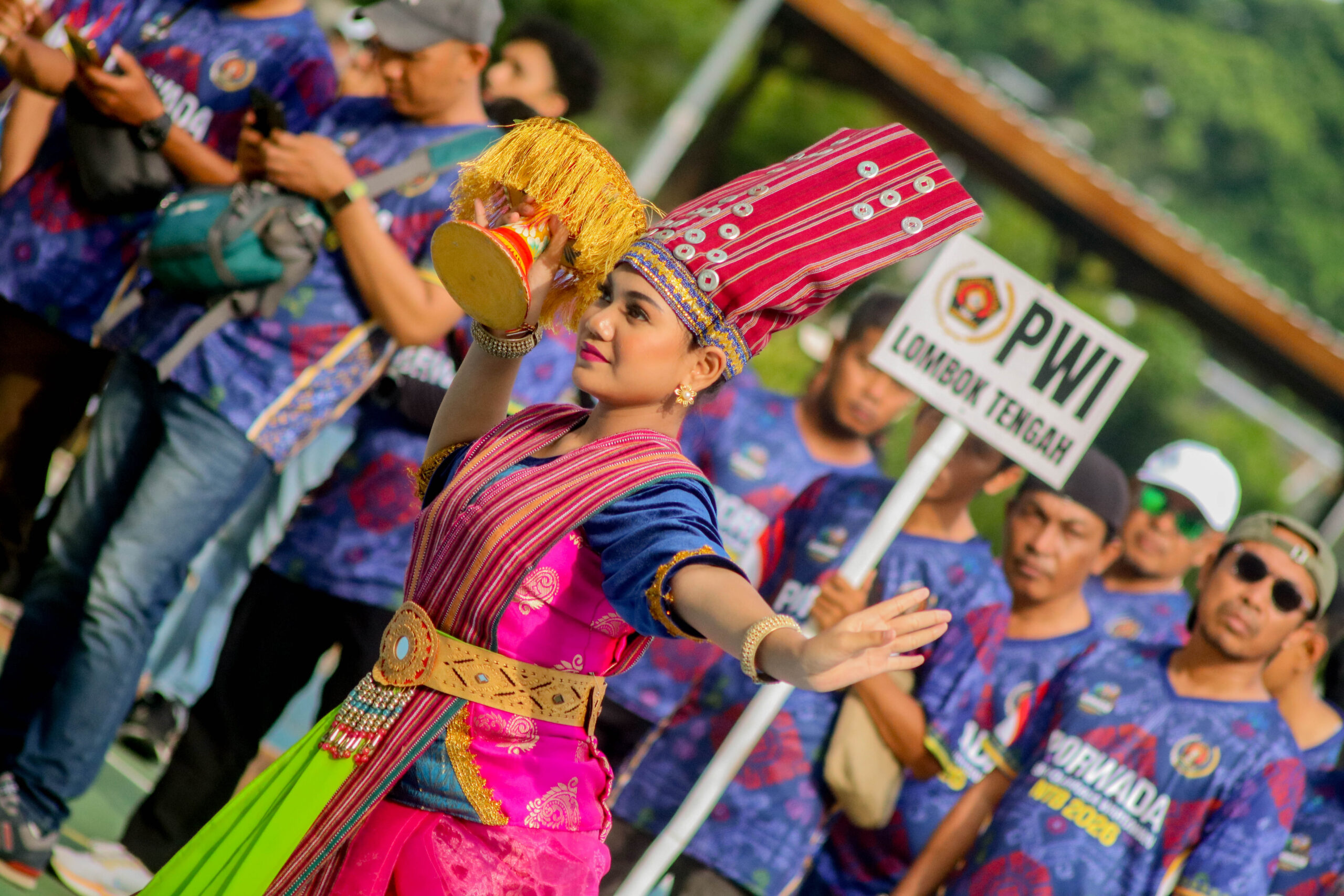 Penampilan mereka menjadi simbol penghormatan, keramahan, serta semangat melestarikan budaya daerah di tengah semarak ajang olahraga insan pers NTB.