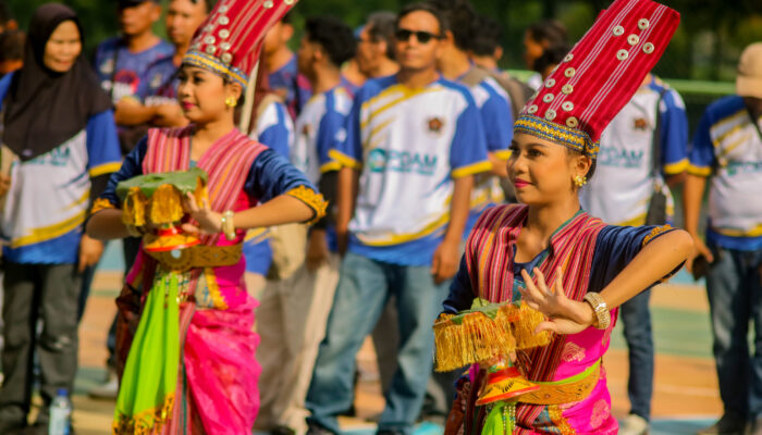 Pesona Tari Kembang Sembah SMPN 15 Mataram Memukau Pembukaan Porwada NTB 2026