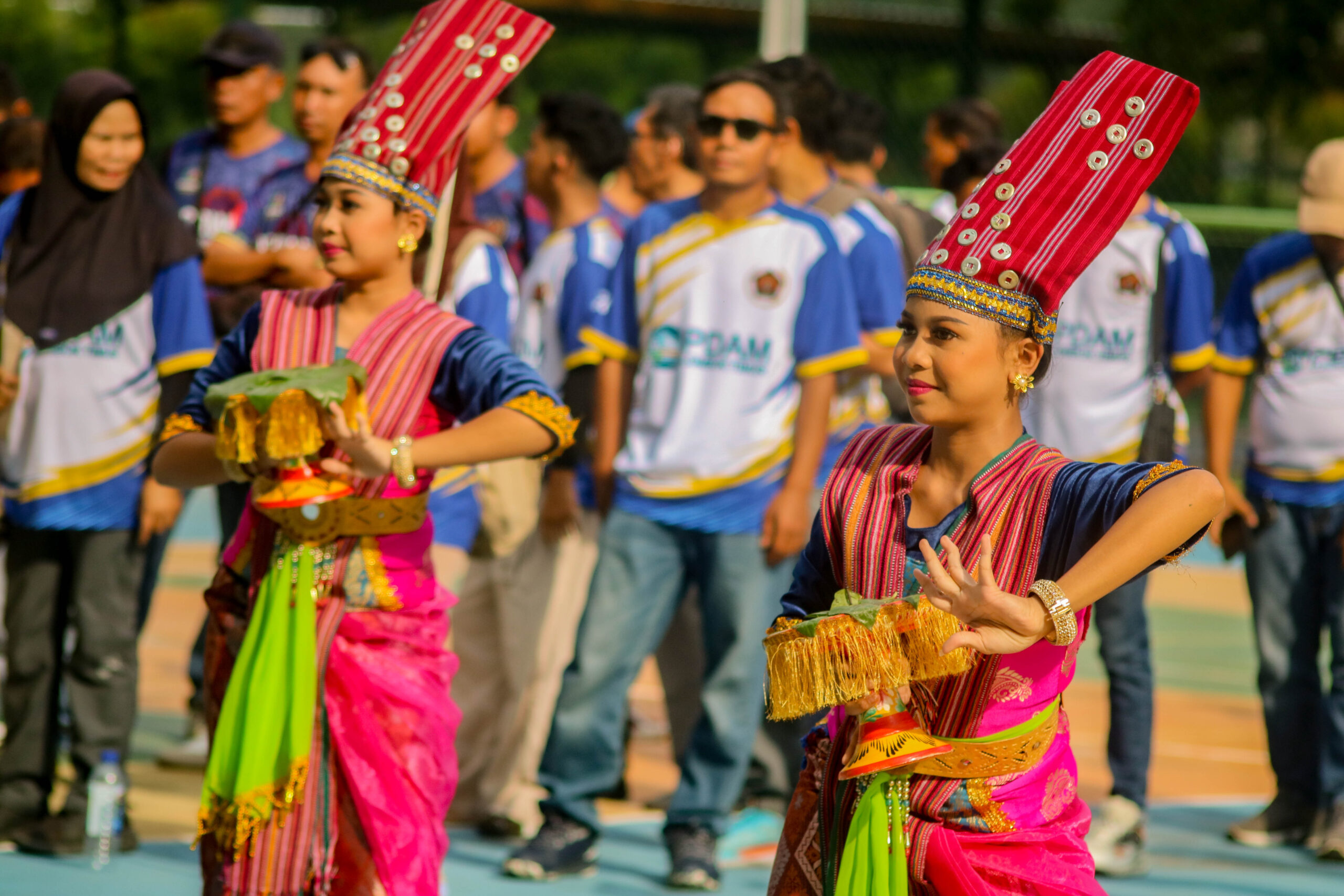Pesona Tari Kembang Sembah SMPN 15 Mataram Memukau Pembukaan Porwada NTB 2026