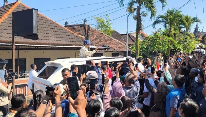 Maung Garuda Presiden Prabowo Jadi Rebutan Warga Bali, Ribuan Orang Antre Foto di Tabanan