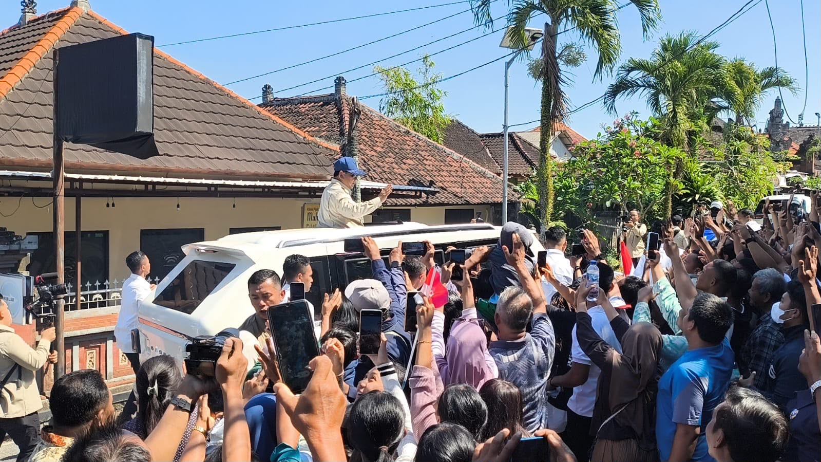 Maung Garuda Presiden Prabowo Jadi Rebutan Warga Bali, Ribuan Orang Antre Foto di Tabanan