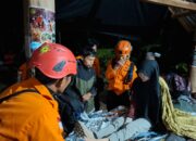 Pendaki Rinjani Cedera Berhasil Dievakuasi, Operasi SAR Ditutup Dini Hari