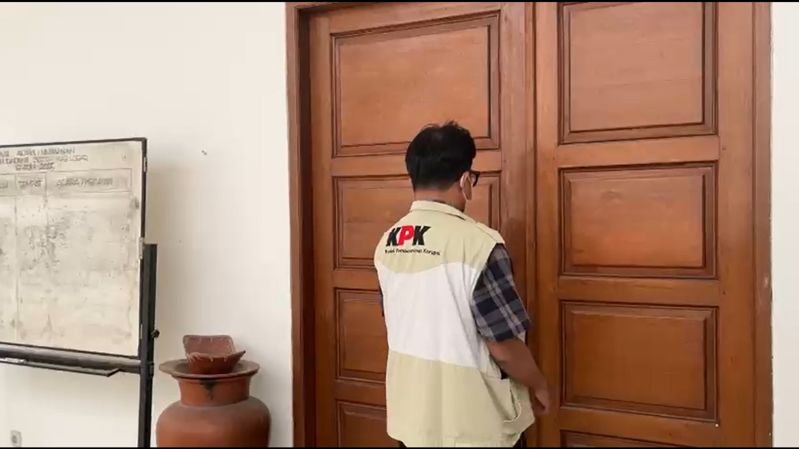 KPK Geledah Kantor Bupati Lombok Barat, Empat Ruangan Jadi Sasaran