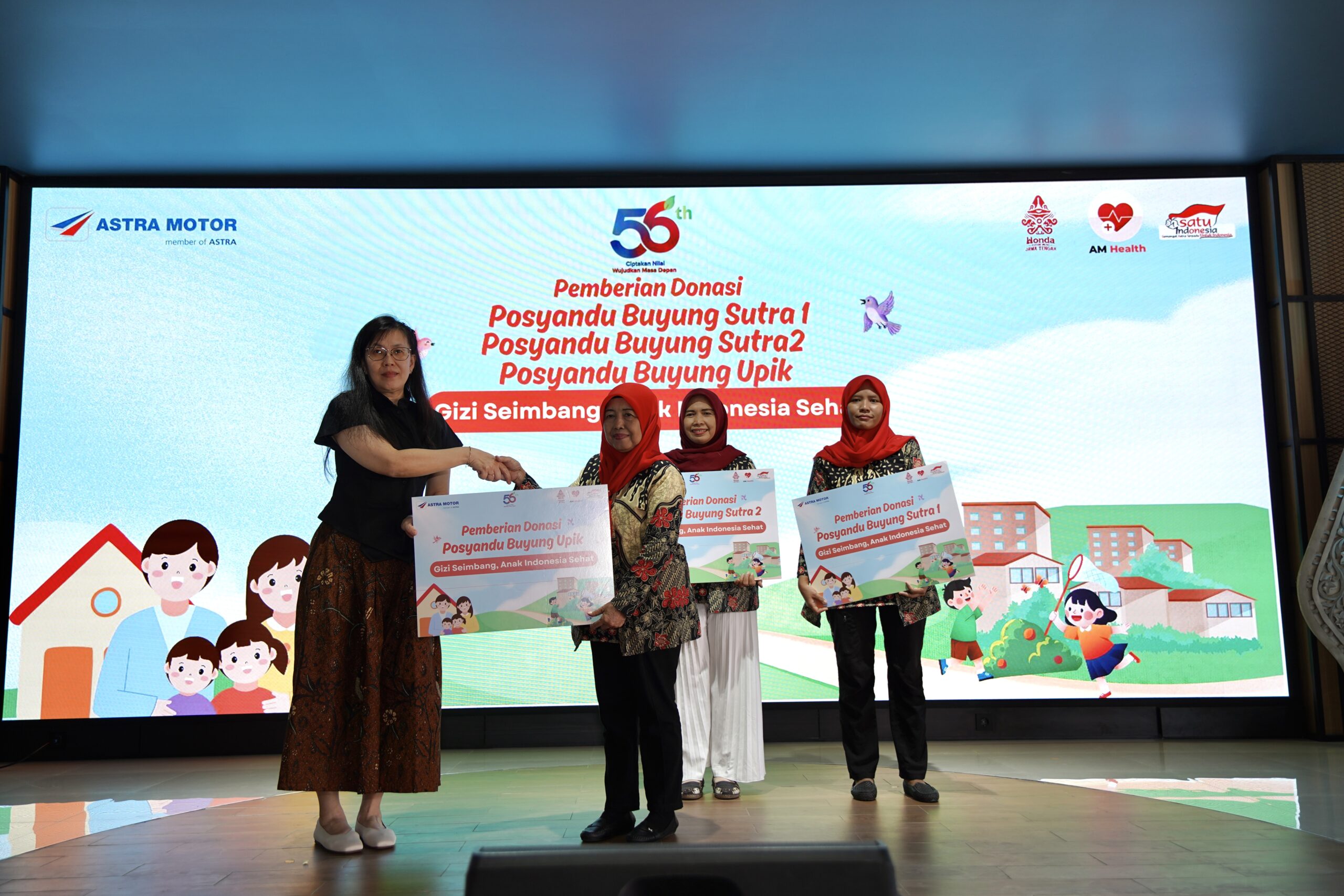 Finance and Administration Division Head Astra Motor Linda Yunita Harjo menyerahkan bantuan kepada Posyandu Binaan Jawa Tengah yaitu Posyandu Buyung Upik, Buyung Sutra 1, dan Buyung Sutra 2 pada Rabu 15 Juli 2026 demi mendukung gerakan Gizi Seimbang, Anak Indonesia Sehat.