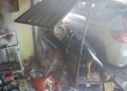Mobil Hilang Kendali Tabrak Warung Ayam Geprek di Denpasar, Dua Karyawan Tersiram Minyak Panas