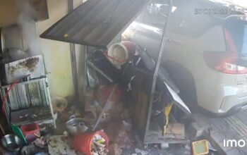 Mobil Hilang Kendali Tabrak Warung Ayam Geprek di Denpasar, Dua Karyawan Tersiram Minyak Panas