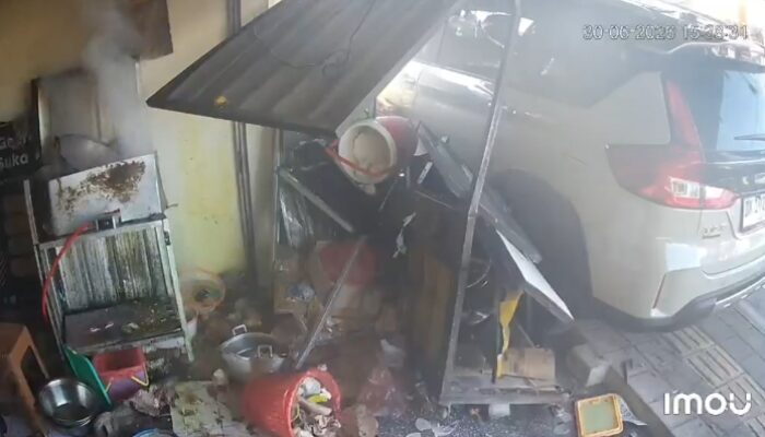 Mobil Hilang Kendali Tabrak Warung Ayam Geprek di Denpasar, Dua Karyawan Tersiram Minyak Panas