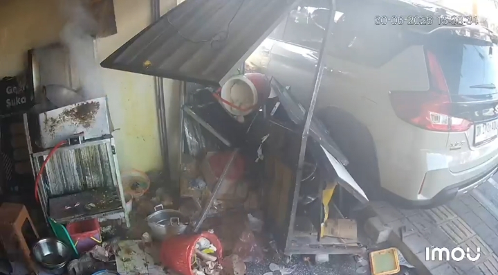 Mobil Hilang Kendali Tabrak Warung Ayam Geprek di Denpasar, Dua Karyawan Tersiram Minyak Panas