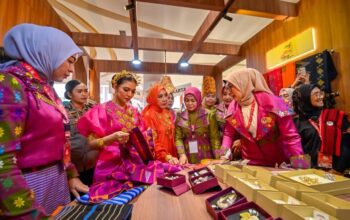 Produk NTB Curi Perhatian di HUT Dekranas, Selvi Gibran Borong Tenun Lombok Utara