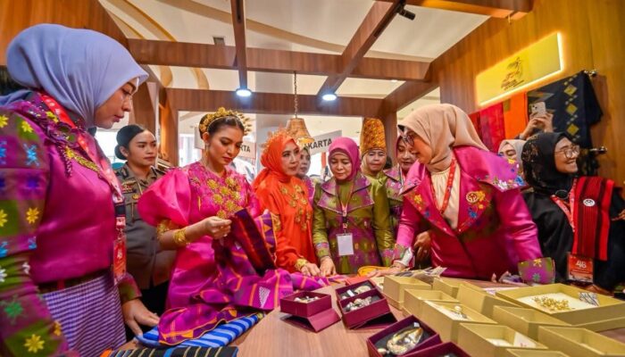 Produk NTB Curi Perhatian di HUT Dekranas, Selvi Gibran Borong Tenun Lombok Utara