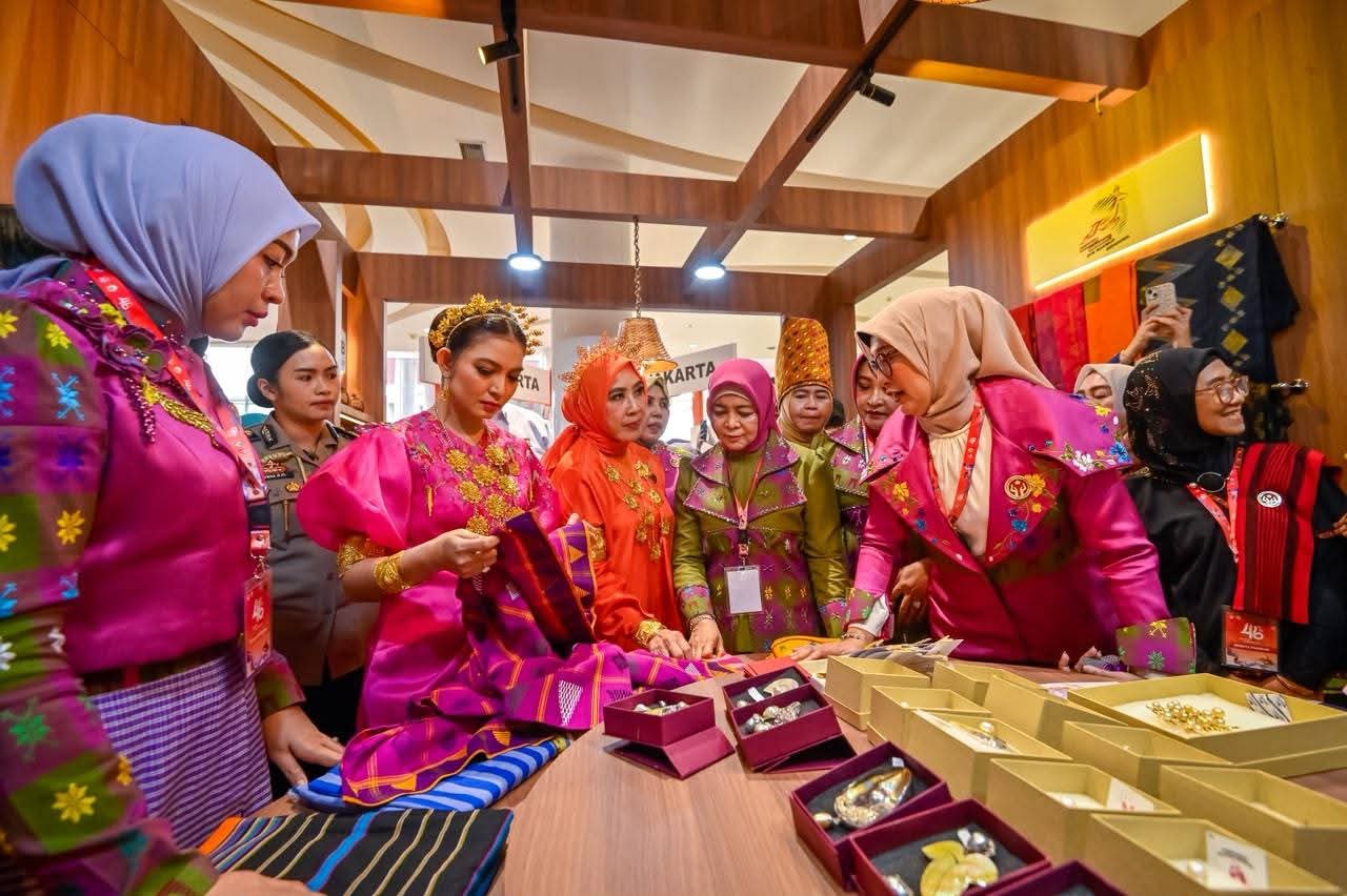 Produk NTB Curi Perhatian di HUT Dekranas, Selvi Gibran Borong Tenun Lombok Utara
