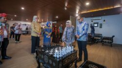 Wamendagri Jajal Meja Catur CUKLI Buatan Warga Binaan Lapas Lombok Barat