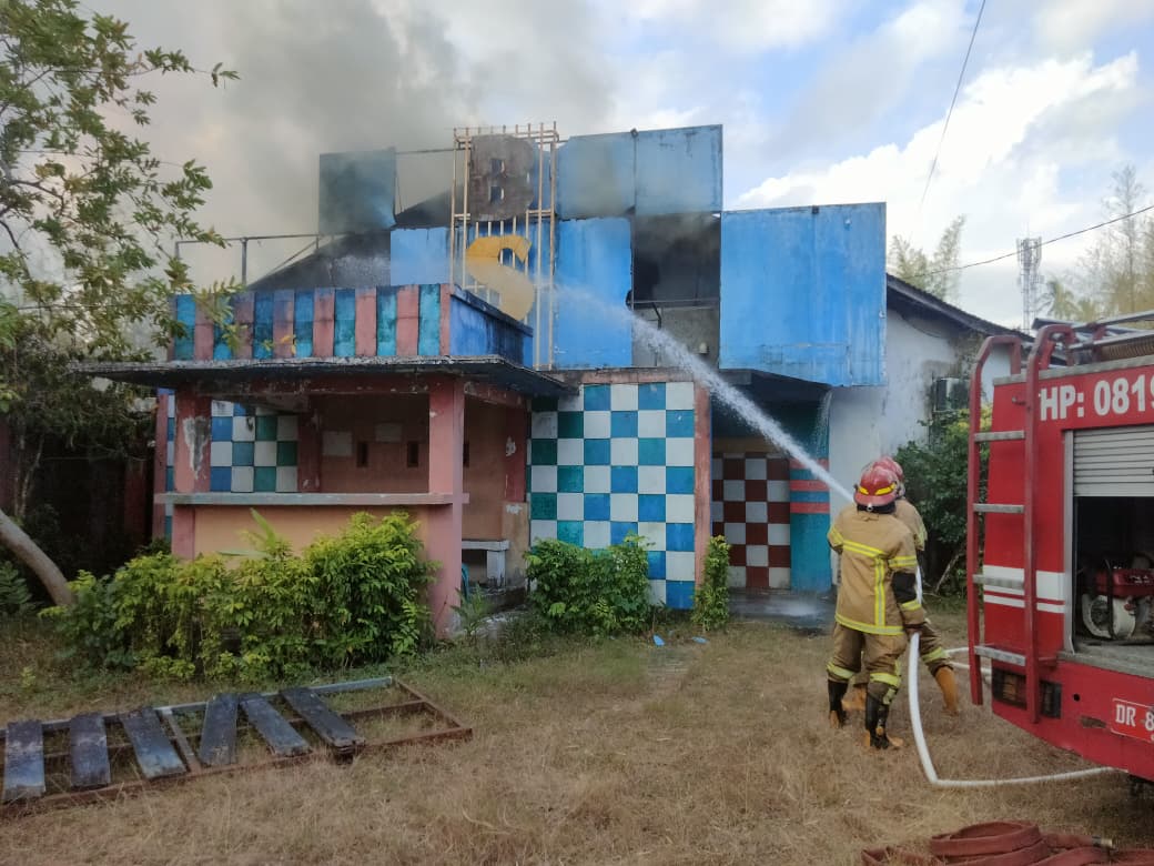 Bekas Tempat Hiburan di Batu Layar Ludes Terbakar, Kerugian Ditaksir Rp1 Miliar