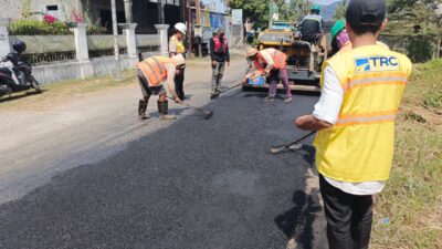 TRC Infrastruktur NTB Bergerak, Jalan Rusak Kuripan-Kediri Mulai Diaspal