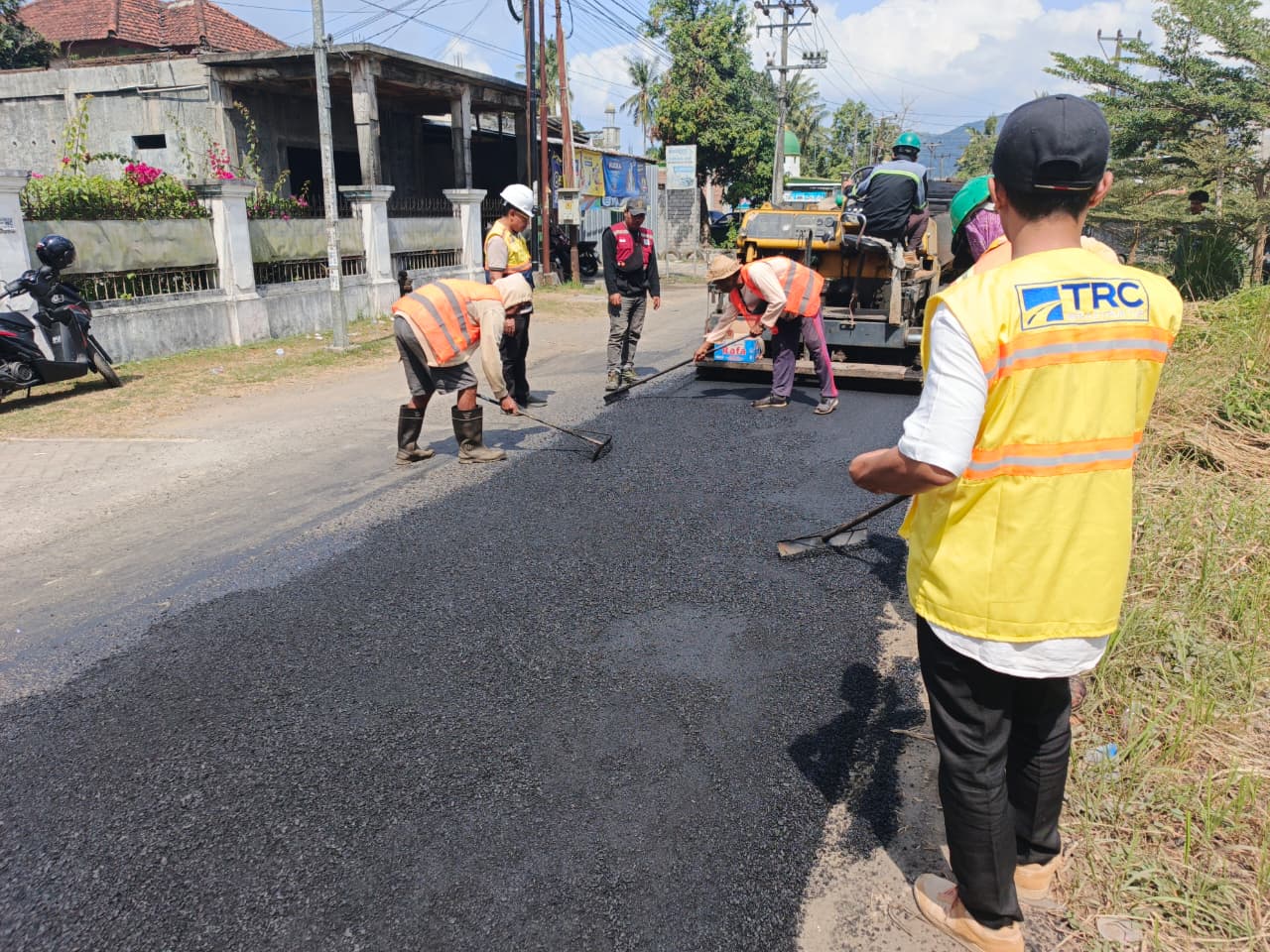 TRC Infrastruktur NTB Bergerak, Jalan Rusak Kuripan-Kediri Mulai Diaspal