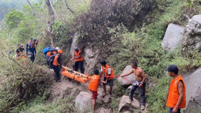 Detik-Detik Evakuasi Pendaki Rinjani dari Jurang 100 Meter