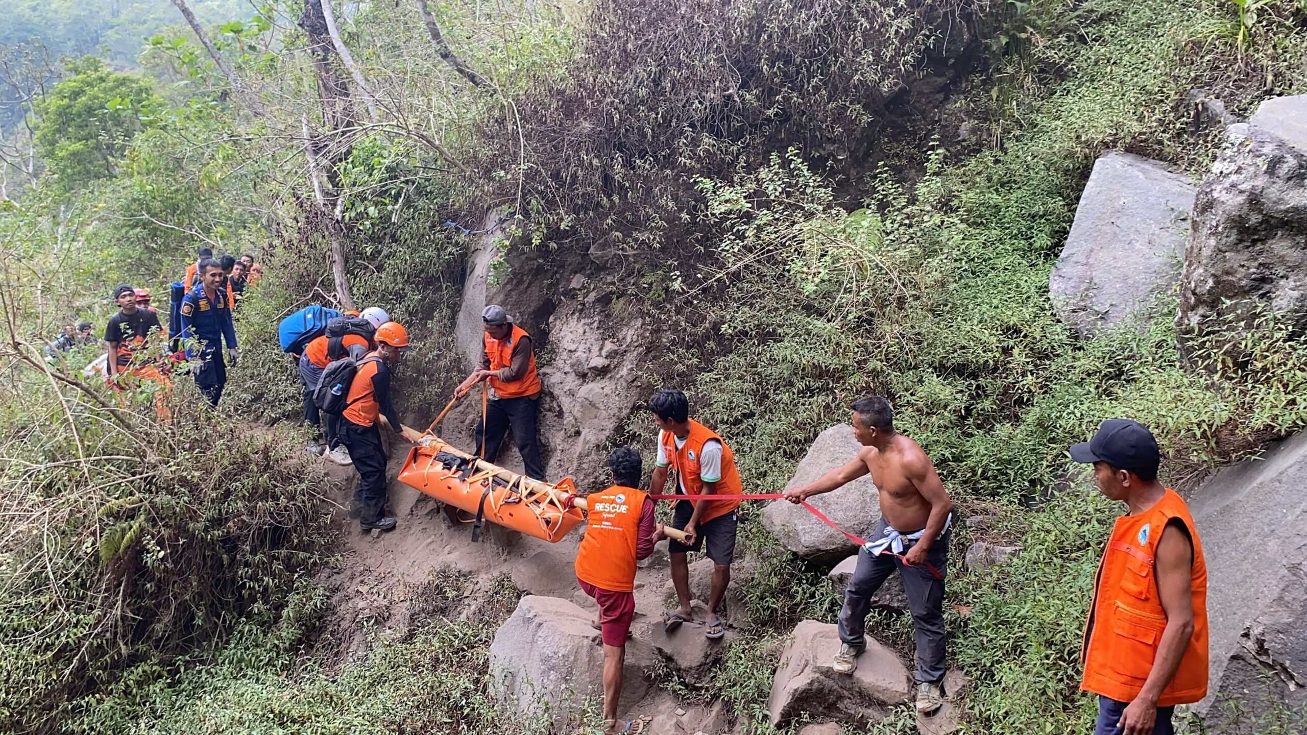 Detik-Detik Evakuasi Pendaki Rinjani dari Jurang 100 Meter
