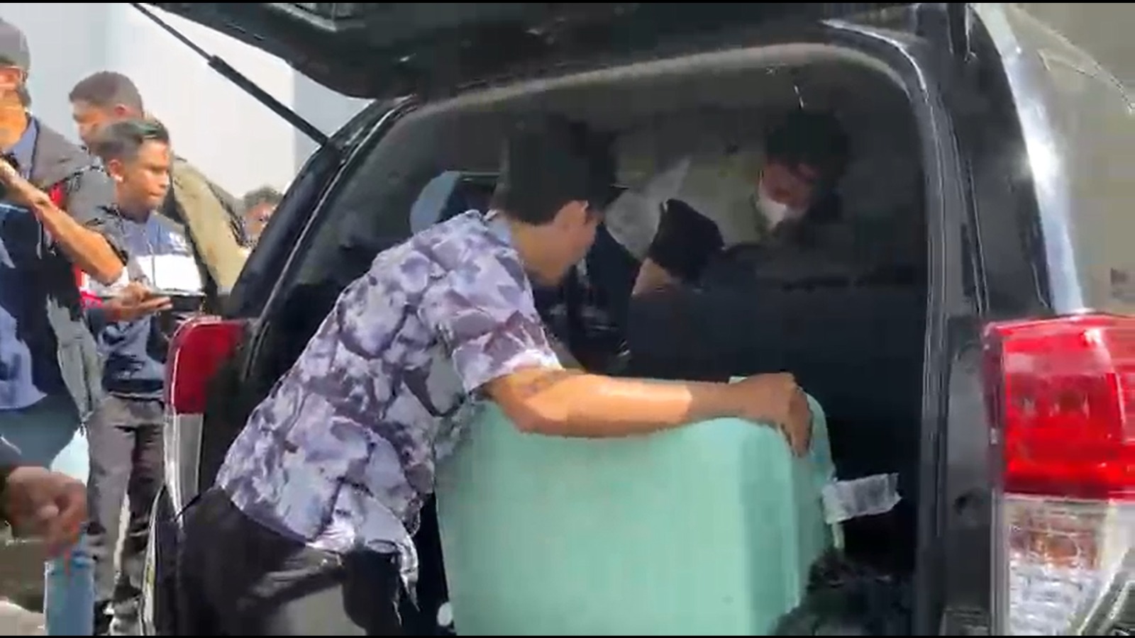 KPK Sita 5 Koper Dokumen, Segel 2 Mobil di Rumah Dinas Bupati Lombok Barat