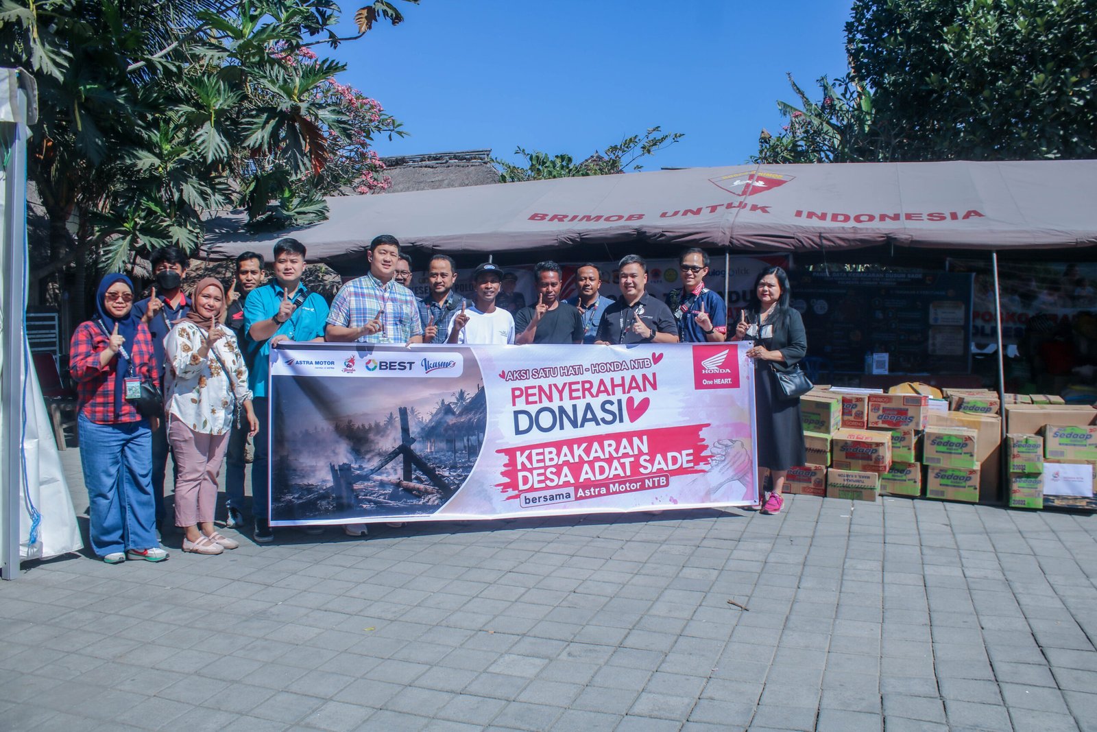 Astra Honda Motor Salurkan Bantuan untuk Korban Kebakaran Kampung Adat Sade