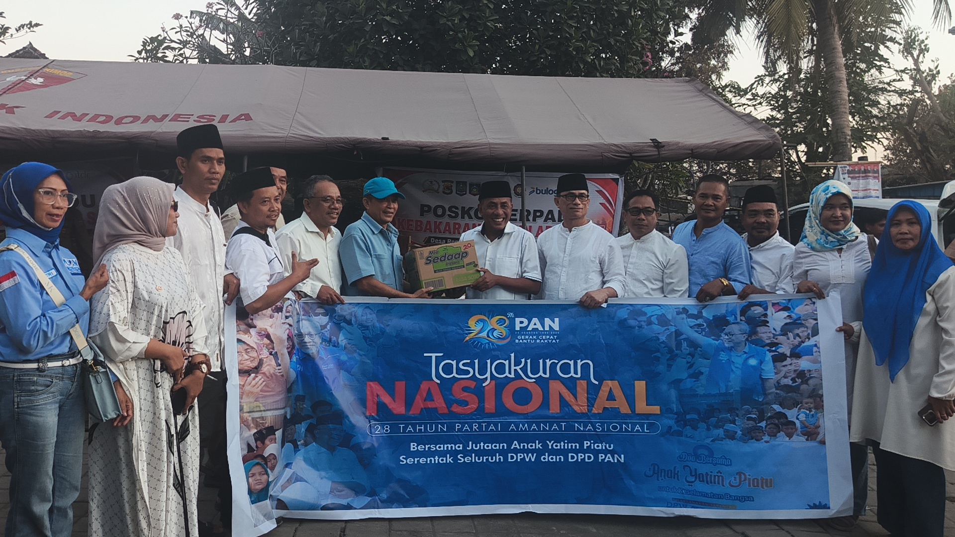 PAN NTB Salurkan Bantuan untuk Korban Kebakaran Rumah Adat Sasak Sade