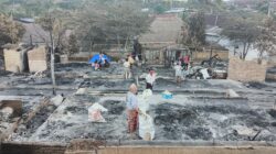 Warga Sade Mengais Sisa Harta di Tengah Puing Kebakaran