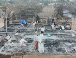 Warga Sade Mengais Sisa Harta di Tengah Puing Kebakaran