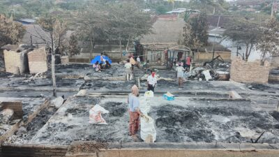 Warga Sade Mengais Sisa Harta di Tengah Puing Kebakaran