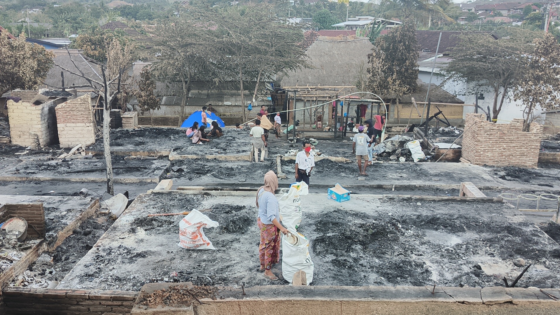 Warga Sade Mengais Sisa Harta di Tengah Puing Kebakaran
