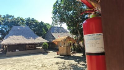 Rumah Adat Ende Perkuat Mitigasi Kebakaran, Astra Pasang 8 APAR