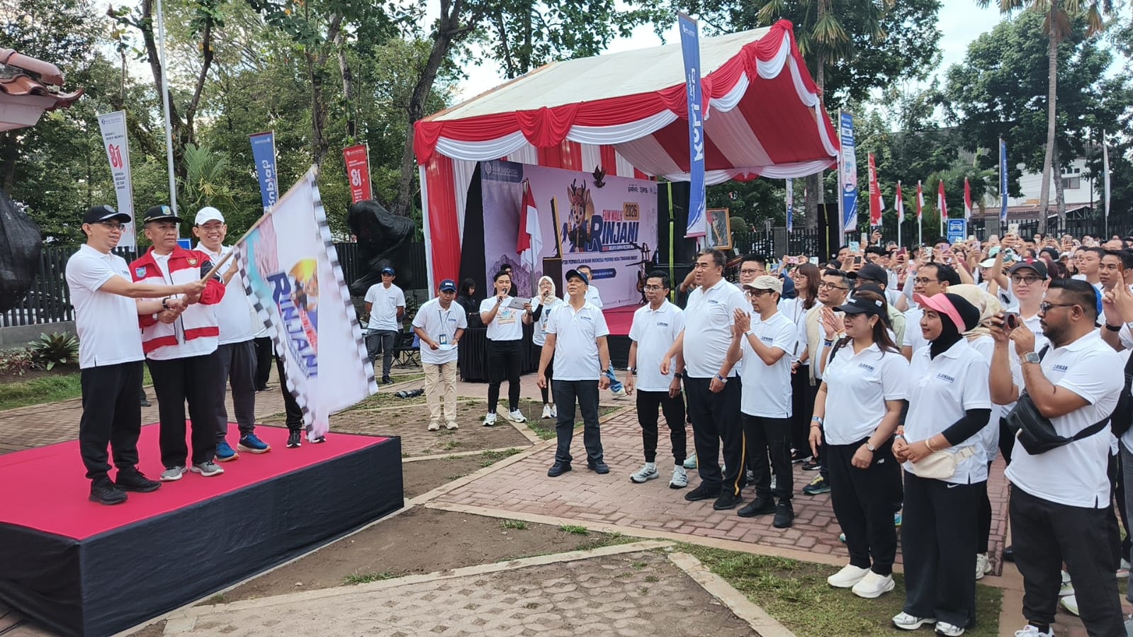 750 Peserta Ramaikan Fun Walk RINJANI BI NTB