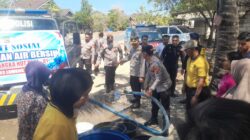 Polres Lombok Timur Salurkan Air Bersih ke Sekaroh