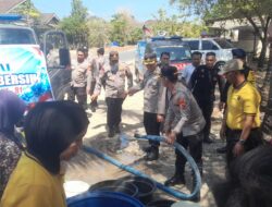 Polres Lombok Timur Salurkan Air Bersih ke Sekaroh