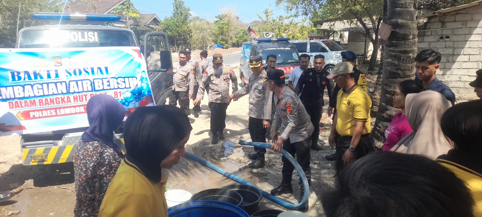 Polres Lombok Timur Salurkan Air Bersih ke Sekaroh