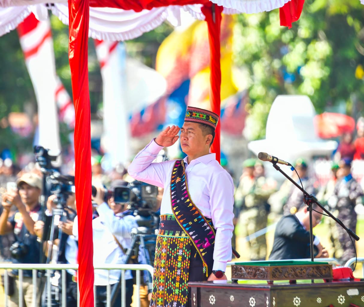 Gubernur NTB Pakai Adat Manggarai Saat Upacara HUT ke-81 RI