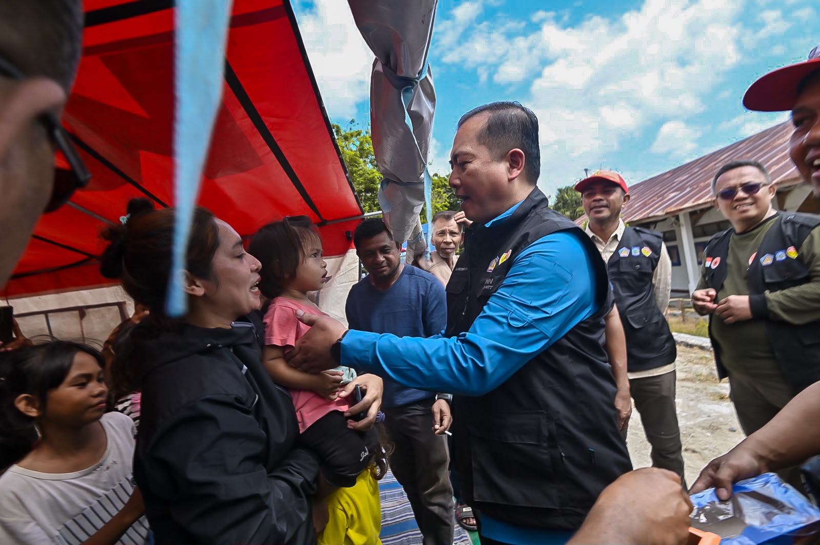 Miq Iqbal Temui Pengungsi Gempa Manggarai Timur