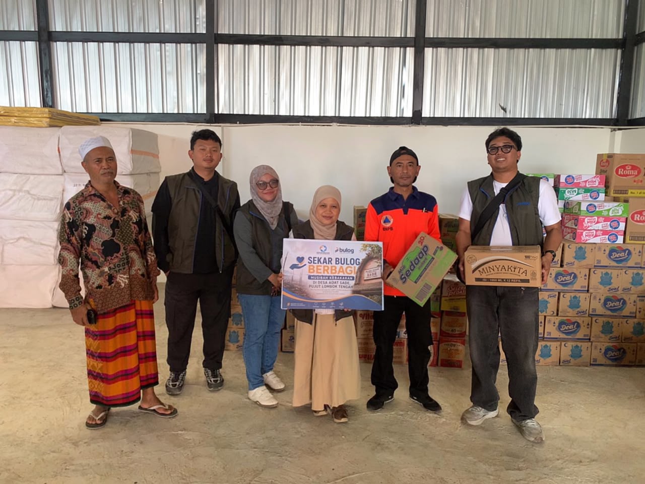 Bulog NTB Kirim Bantuan untuk Warga Sade, dari Beras hingga Selimut