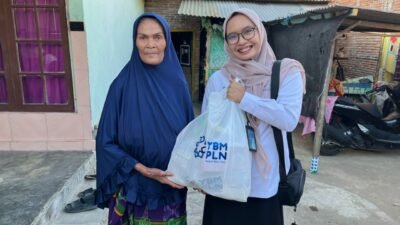 PLN Sumbawa Salurkan 26 Paket Sembako untuk Warga Miskin
