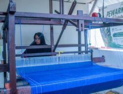 Inovatif, Penenun Sukarara Ubah Gerakan Kaki Jadi Listrik
