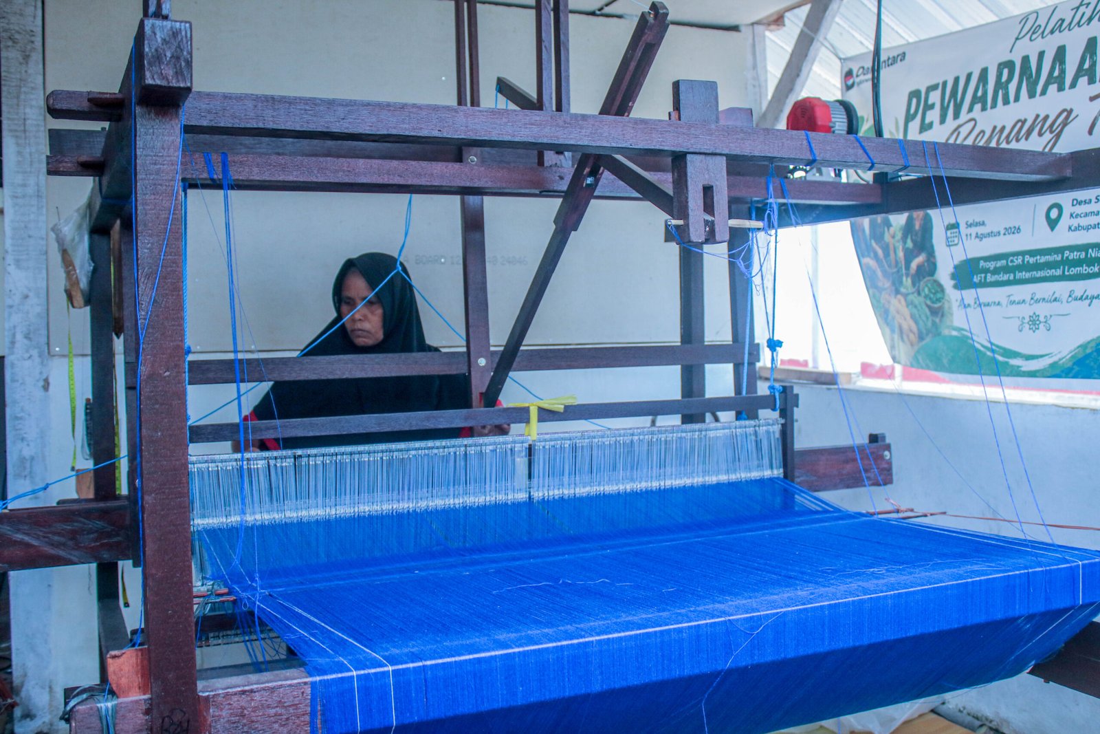 Inovatif, Penenun Sukarara Ubah Gerakan Kaki Jadi Listrik