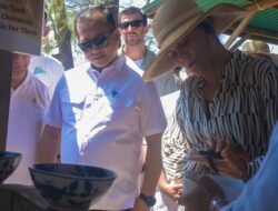 Putri Victoria Lepas Tukik di Gili Meno, Ada Pesan Penting