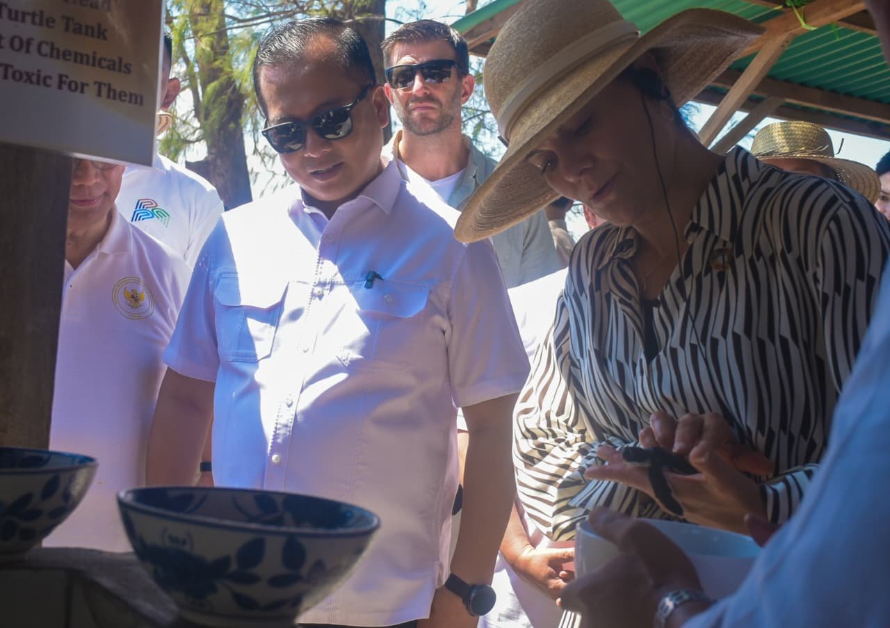 Putri Victoria Lepas Tukik di Gili Meno, Ada Pesan Penting